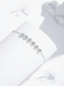 Exquisites 925 Silber Armband Detailfoto, eleganter funkelnder Moissanit Steine Schmuck.
