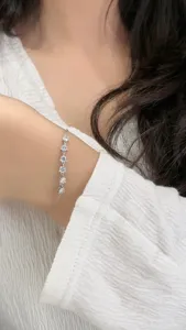 Detailansicht eines zarten 925er Silber Moissanit Armbands elegant am Handgelenk.