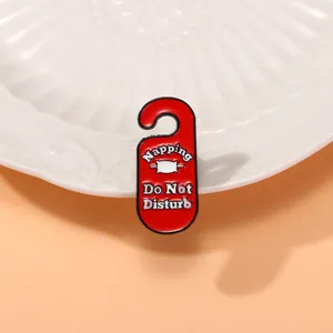 Divertente Spilla a Forma di Appendiporta dell'Hotel Napping Do Not Disturb in Lega di Zinco Smaltata per Decorazione