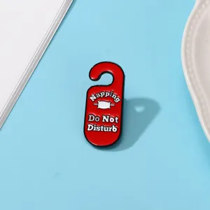 Simpatica spilla in smalto rosso con insegna porta hotel distintivo in metallo per abbigliamento