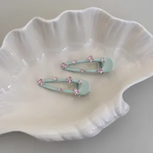 Mintgrüne Seiten-Haarspange mit rosa Strasssteinen, exquisites und süßes Haaraccessoire Detail.