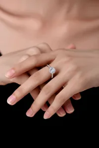 Nahaufnahme eines glitzernden 925 Sterling Silber Moissanit Verlobungsrings am Handgelenk.