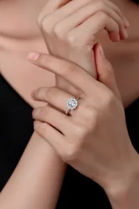 Atemberaubender Ring aus 925 Sterlingsilber mit funkelndem Moissanit-Hauptstein im Halo-Design.