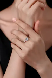 Nahaufnahme eines glitzernden 1-Karat Moissanit Rings mit besetzter Schiene am Modell.