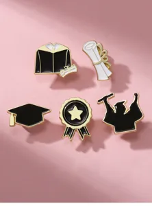 Detailansicht des Abschluss-Emaille-Pin-Sets mit süßem Doktorhut und Diplombadge.