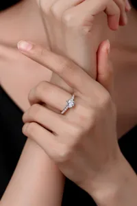 Atemberaubender 1 Karat Moissanit Solitär Verlobungsring mit zartem Pavé-Band, elegantes