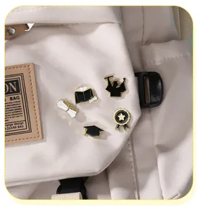 Abschluss Saison Emailliernadel Set, süße Miniatur Doktormütze und Diplom Anstecker für Rucksack.