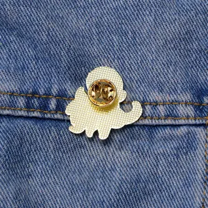 Vista detallada del reverso de broche de pulpo en denim, cierre de seguridad de metal y aleación.
