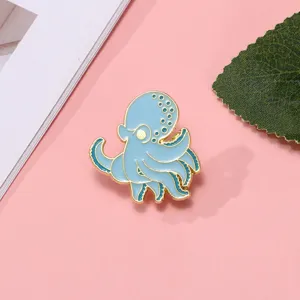 Detalle de broche esmalte pulpo azul lindo, elegante broche de aleación para decorar ropa y bolsos.