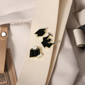 Niedliches Abschluss-Emaille-Pin-Set mit Doktorhut und Robe zur Rucksack-Dekoration.