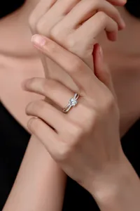 Nahaufnahme eines funkelnden 925 Silber Zwillingsrings mit 1 Karat Moissanit Stein Detail.