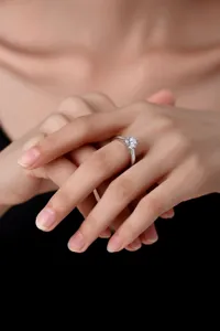 Nahaufnahme eines funkelnden 925 Silber Moissanit Rings mit einem brillanten Einkaräter.