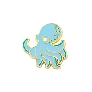 Bonito pin de esmalte de pulpo azul, broche de aleación dorada para decorar ropa y bolsos.