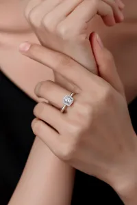 Exquisites Detailbild eines Kissen-Halo-Moissanitrings mit glänzender Silberfassung.