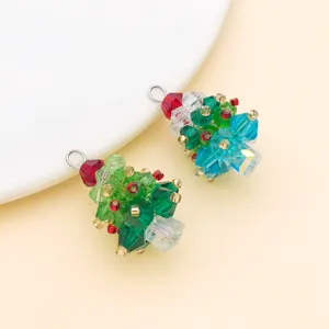 Détail en gros plan du pendentif sapin de Noël en perles de cristal 3D pour bijoux DIY.