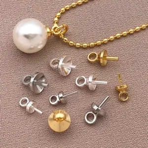 Detailansicht von Schmuckzubehör in Gold und Silber, Perlenkappen und Stiften für DIY Basteln.