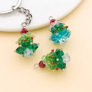 Vue détaillée de pendentifs d'arbre de Noël en cristal, idéal pour la fabrication de bijoux DIY.