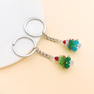 Gros plan détaillé du porte-clés pendentif sapin de Noël en perles de cristal, accessoire de fête.
