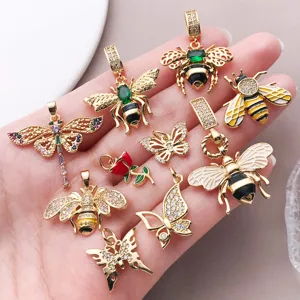 Detailansicht vergoldeter Zirkonia Biene und Schmetterling DIY Schmuckanhänger zum Basteln.