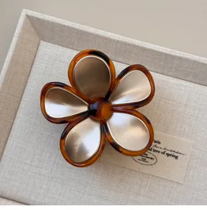 Elegante bloem haarhaakklem met schildpadrand en mooie metalen bloemblaadjes voor dames.