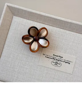 Elegante bloem haarklem voor vrouwen, stijlvolle minimalistische bruine haaraccessoire voor half haar.