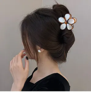 Trendy bloem haarklem voor vrouwen, elegante hars haaraccessoire voor stijlvolle kapsels.