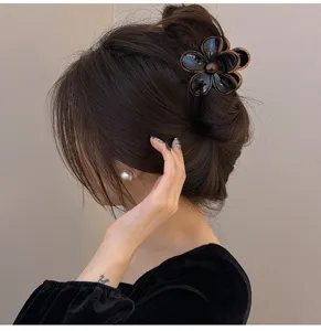 Gedetailleerd overzicht van de chique bloem haarklem, perfect voor elegante kapsels.