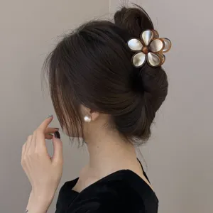 Elegante bloem haarklem voor dames, stijlvolle parelglans haaraccessoire voor dagelijks gebruik.