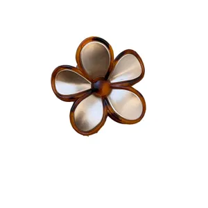 Schildpad bloem haarklammer met zilveren bloemblaadjes, elegant haaraccessoire voor vrouwen.