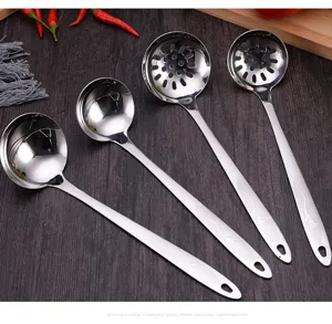 Set di cucchiai e schiumarole da cucina in acciaio inossidabile lucidato, manico lungo ergonomico.