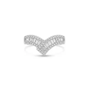 Prachtige 925 zilveren V-vormige ring met gemengde baguette en ronde diamant pavé details.