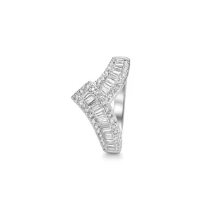 Detailweergave van de asymmetrische V-vormige zilveren ring met baguette en ronde diamantjes.
