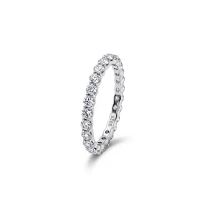 Nahaufnahme Detailansicht des S925 Silber Moissanit Ewigkeitsring Bandes glänzend.