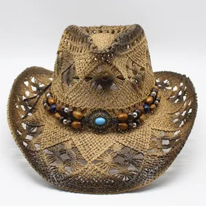 Vue détaillée d'un chapeau de cowboy en paille d'été avec ruban de perles et design ajouré.