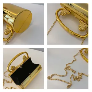 Goldene zylindrische Abendtasche Detail, Metall-Box-Clutch mit Tierkopf-Griff und Kette.