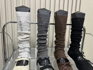 Vue détaillée des jambières japonaises style preppy en tricot avec effet usé chic.