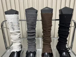 Vue détaillée des jambières amples japonaises à rayures verticales et effet vieilli pour femmes.