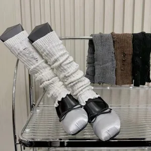 Jambières japonaises douillettes à rayures verticales et détails effilochés pour femmes.