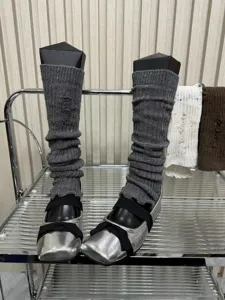 Jambières slouchy gris foncé effet usé, chaussettes de mollet en tricot style préppy japonais.