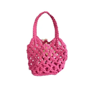 Roze macramé shopper tas voor dames, stijlvolle zomerse strand geweven net tas en handtas.