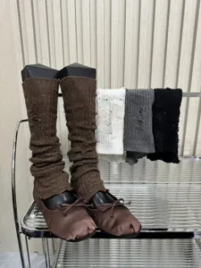 Vue détaillée de jambières en tricot avec texture côtelée et trous tendance pour l'automne.