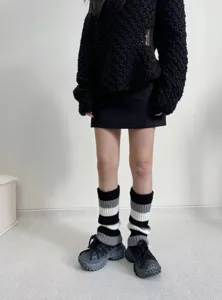 Chauffe-jambes tricotés rayés noir et blanc pour femmes chaussettes de mode d'hiver