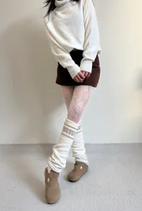 Vue détaillée des jambières en tricot d'hiver motif flocon, douces et chaudes.
