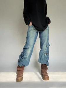 Estiloso pantalón cargo con bolsillos combinado con calentadores de punto para look urbano.