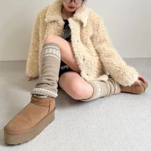 Guêtres en tricot flocon de neige, chaussettes d'hiver épaisses et chaudes vue de détail.