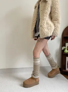Détail de jambières chaudes en tricot flocon de neige avec des vêtements d'hiver.