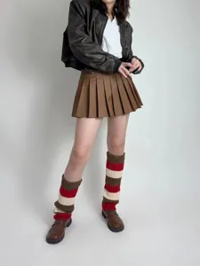 Détail de jambières en tricot avec rayures tricolores douillettes pour la mode automne hiver.