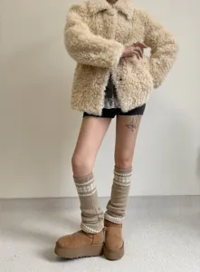 Détail de jambières en tricot, chaussettes thermiques d'hiver motif flocon pour tenue.