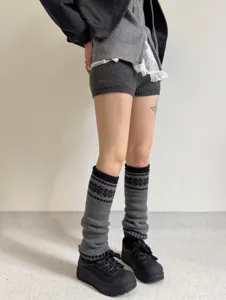 Jambières en tricot gris avec motif flocon de neige, guêtres chaudes d'hiver.