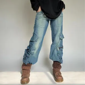 Calentadores de punto elegantes combinados con pantalones cargo vaqueros para estilo urbano.